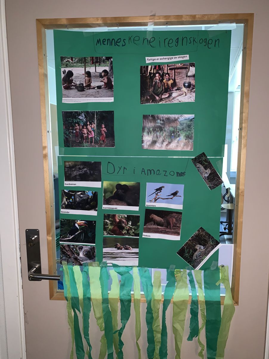 en plakat på en vegg