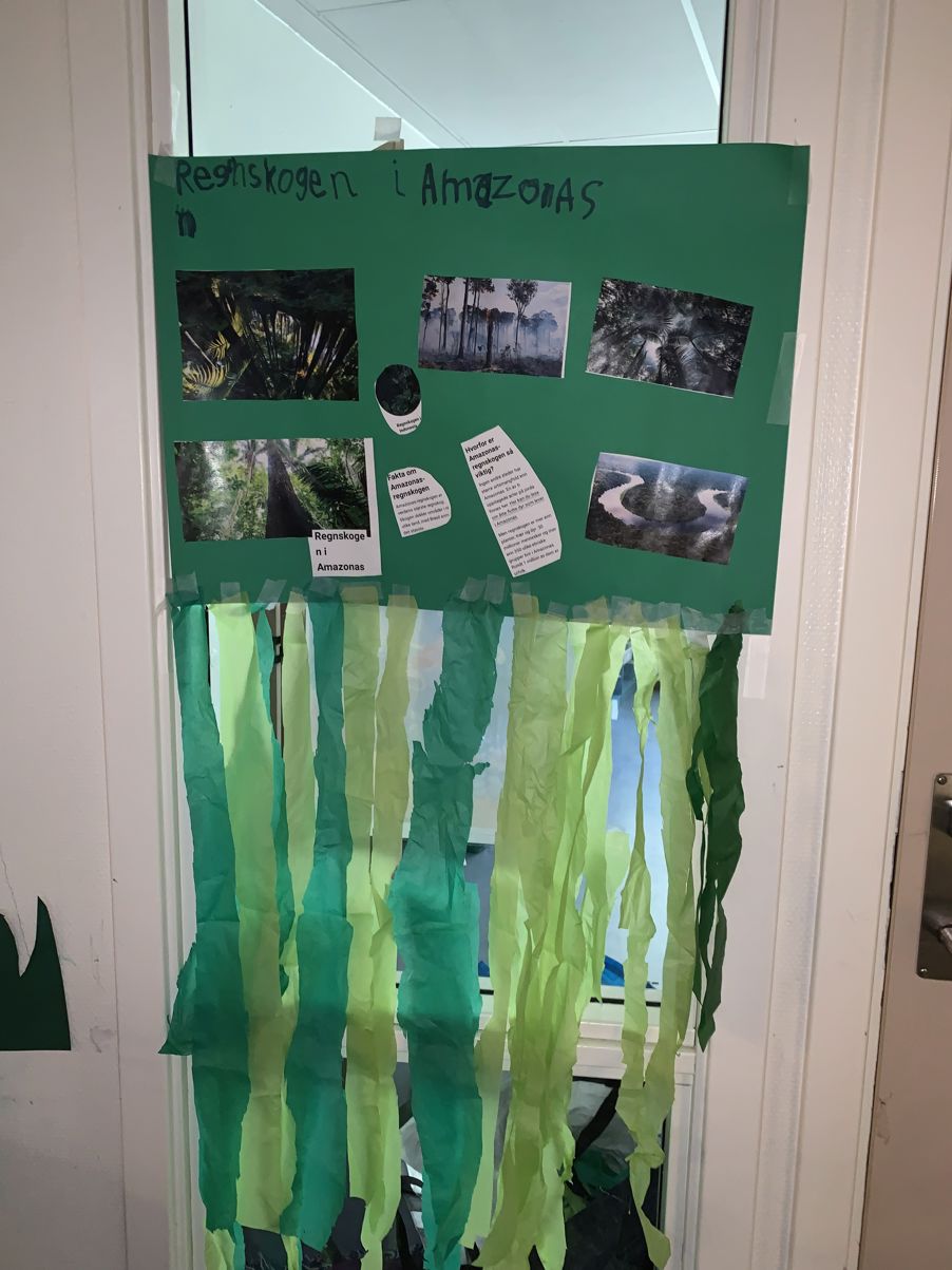 et grønt og hvitt skilt med bilder på