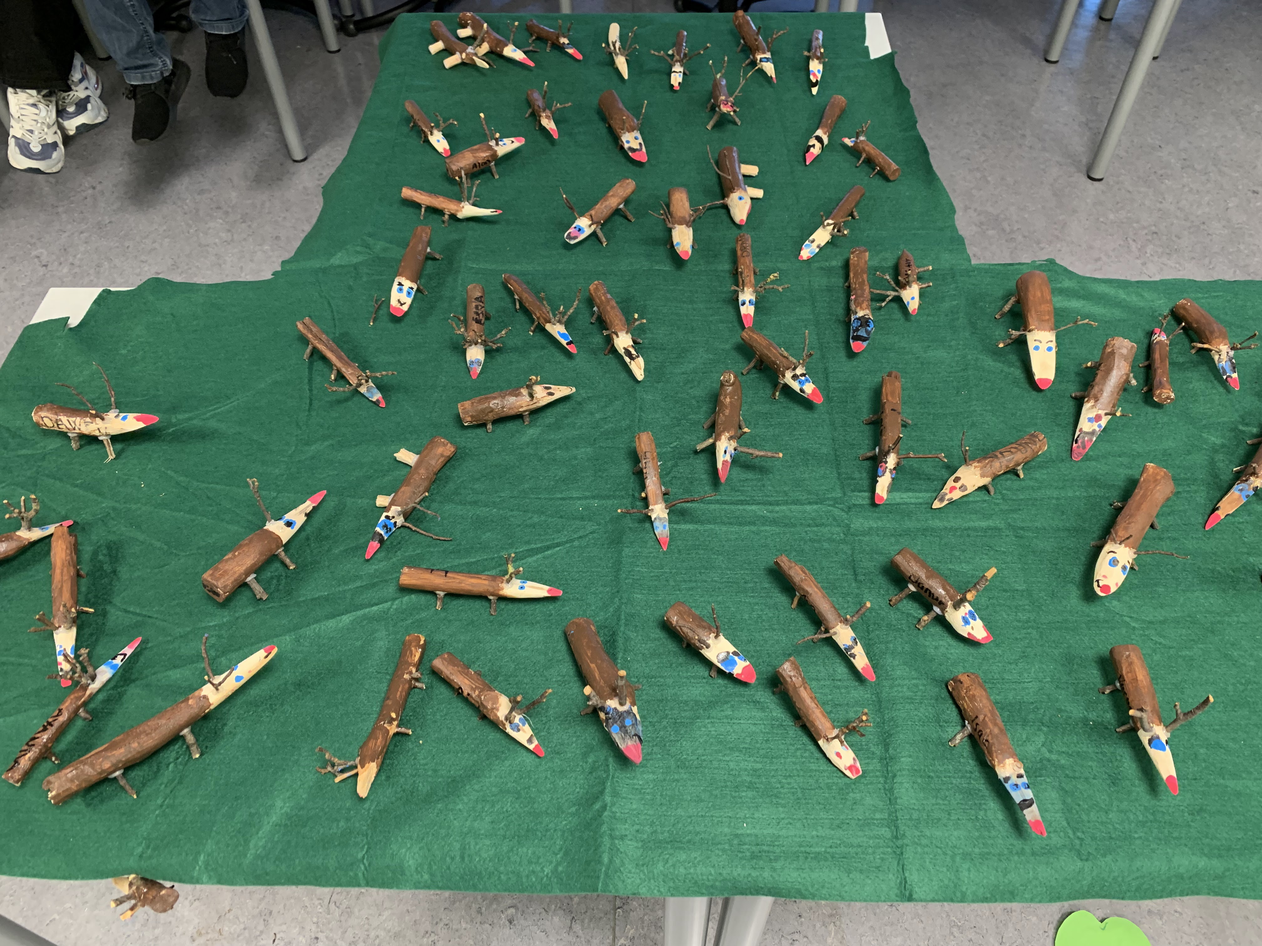 En gruppe lekefly på et grønt felt