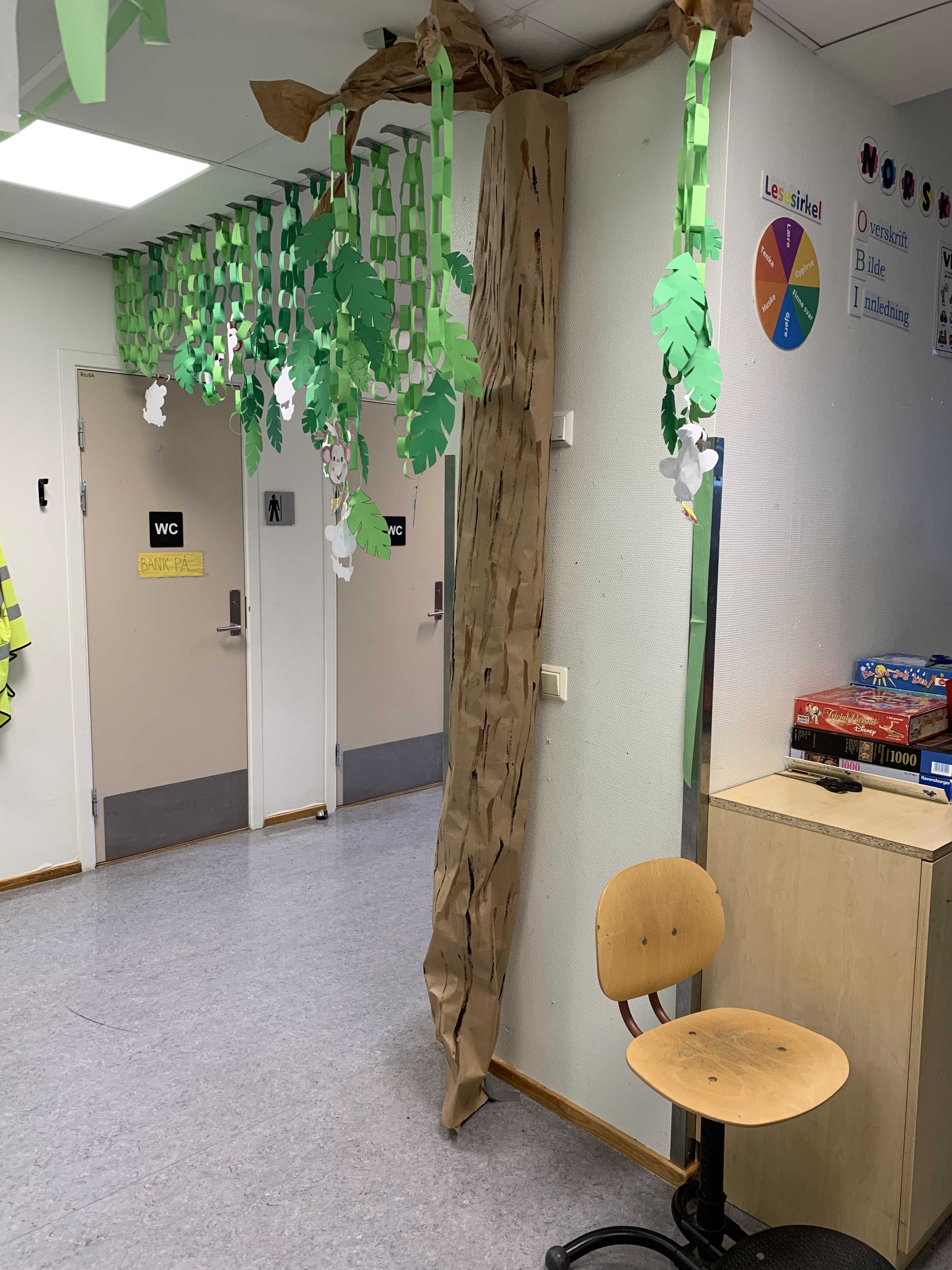 et rom med skrivebord og stoler