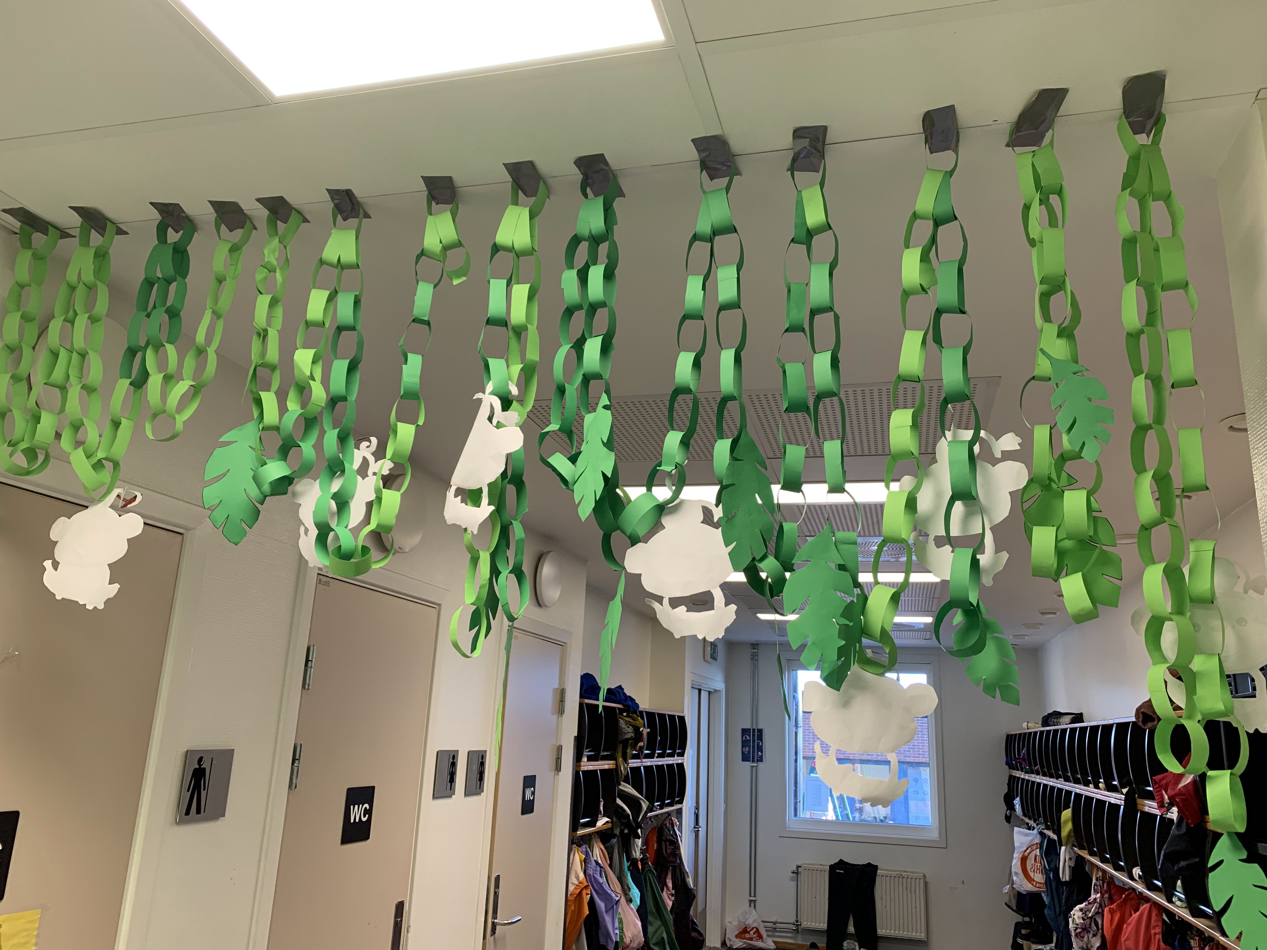 et rom med tak av grønne blader