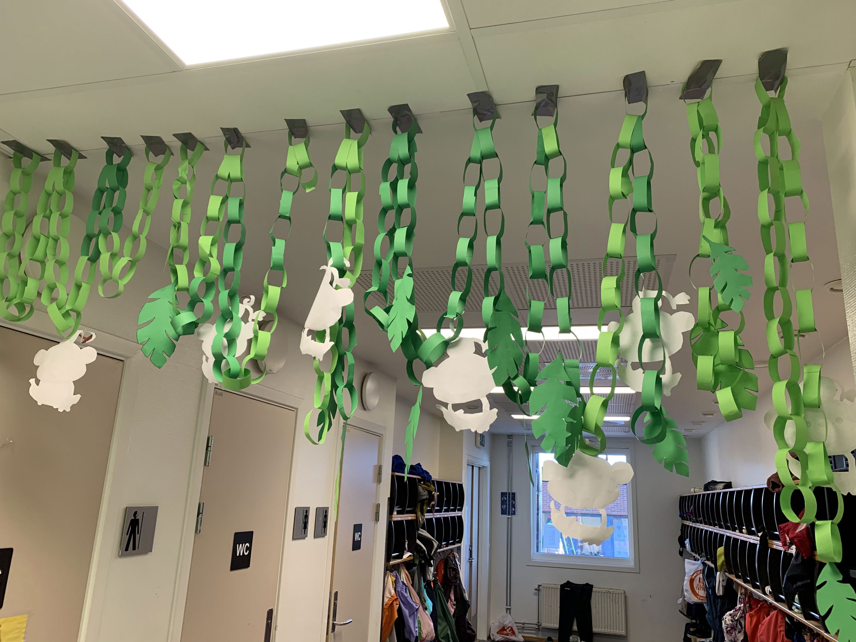 et rom med tak av grønne blader