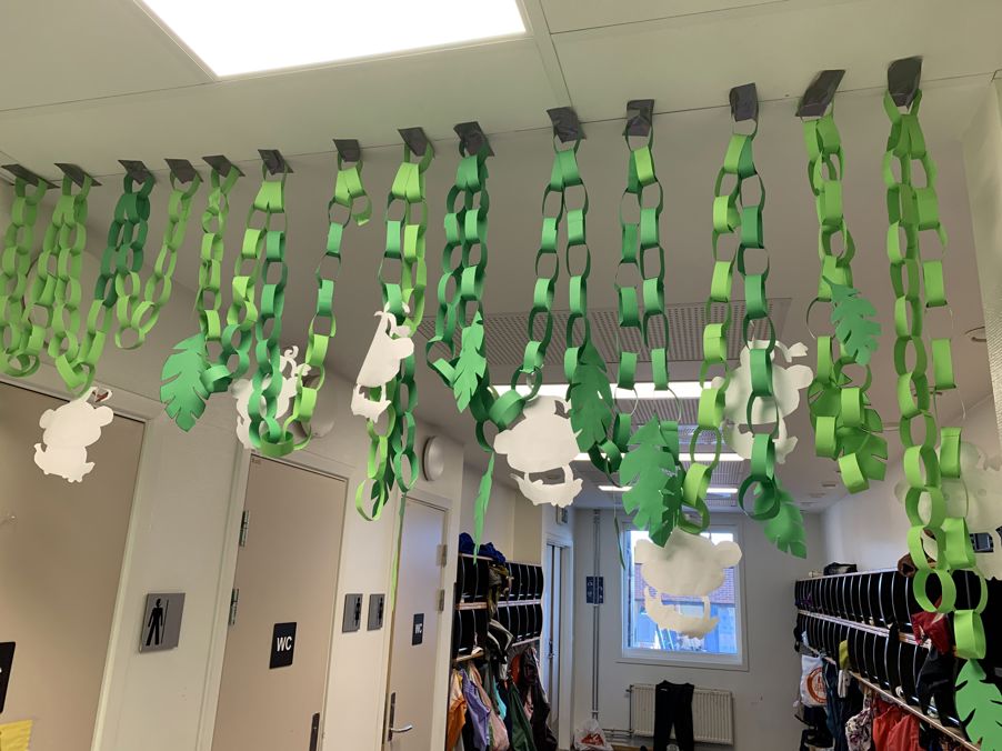 et rom med tak av grønne blader