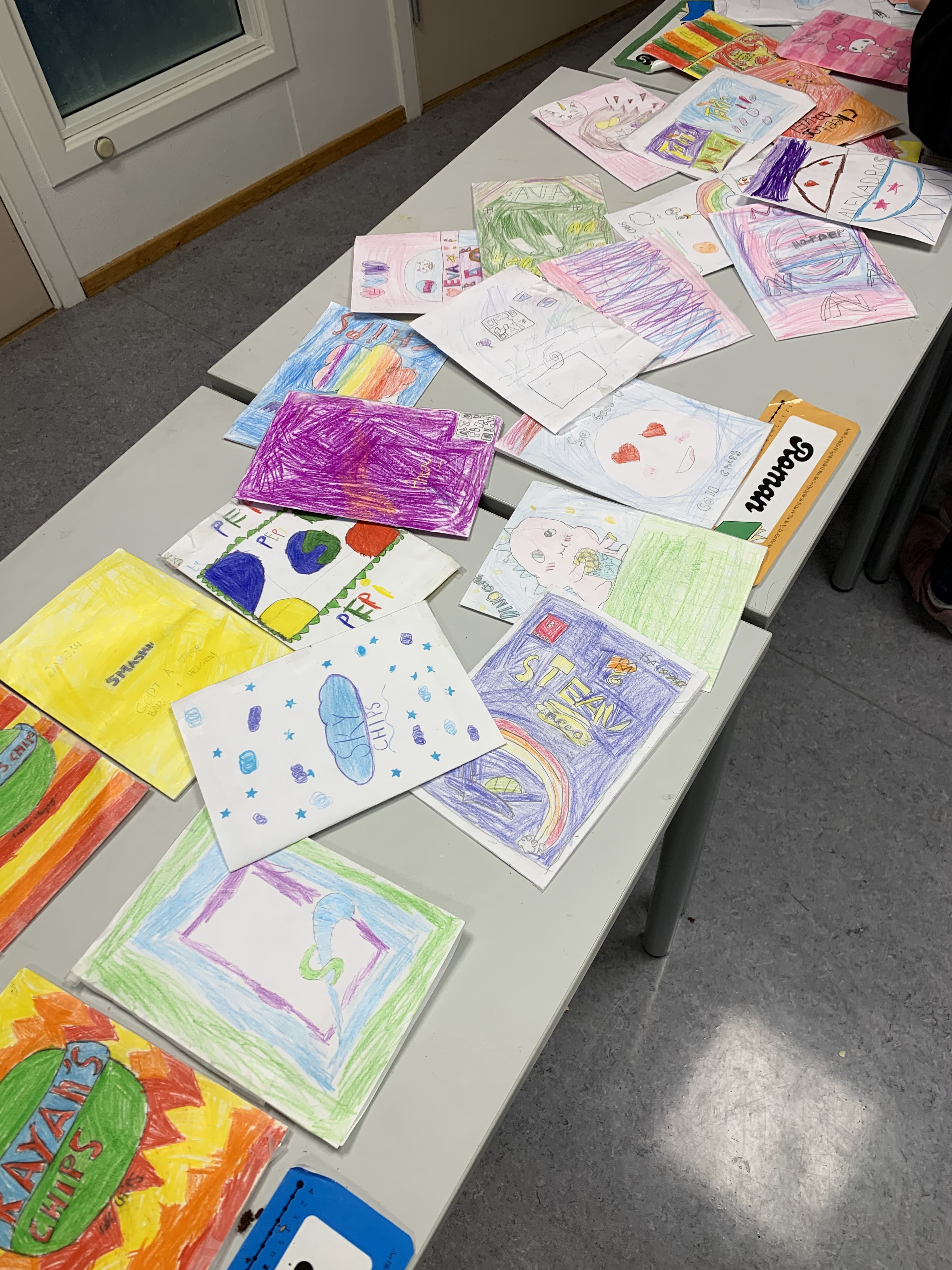 et bord med fargerikt papir på