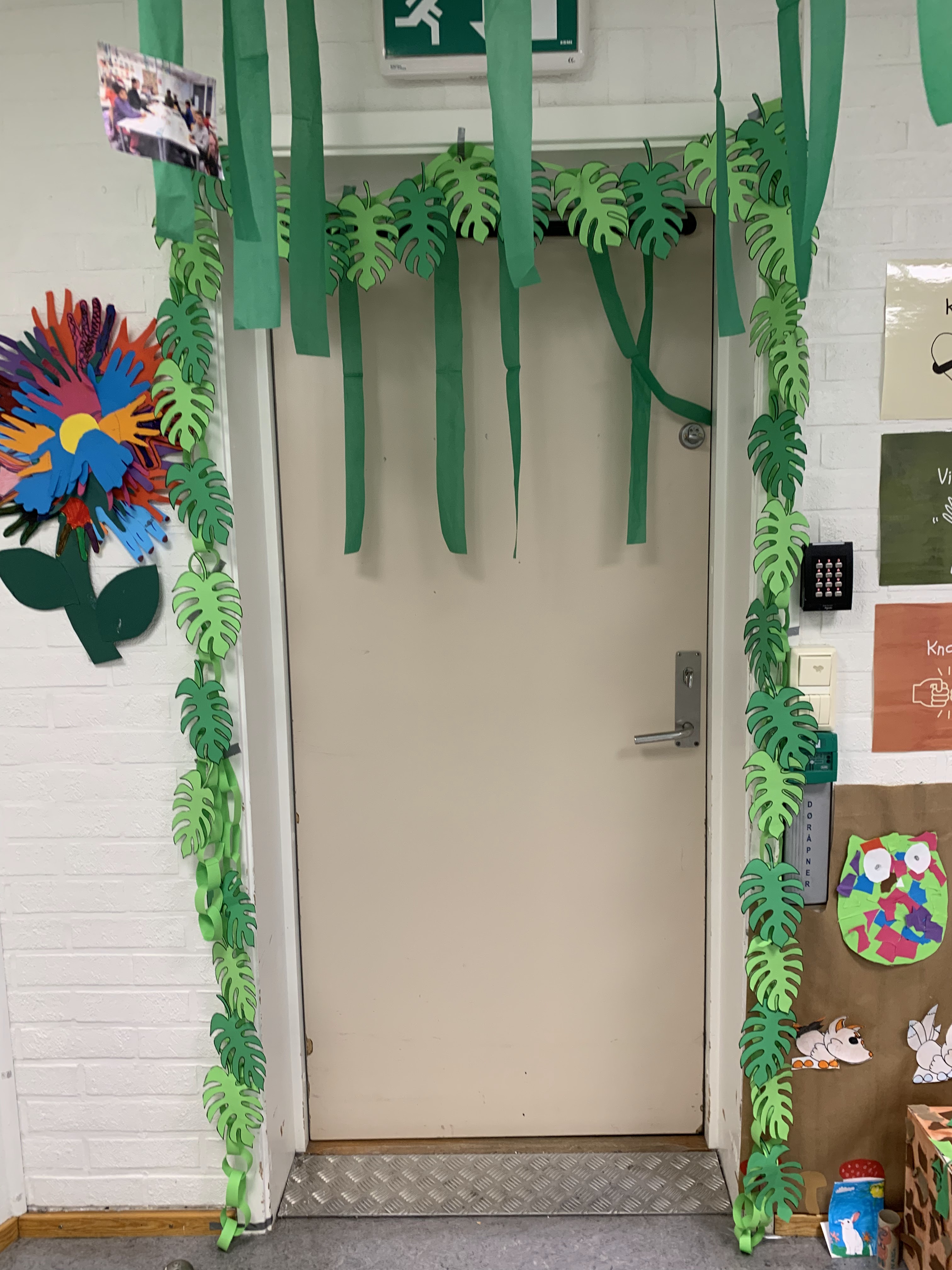 en dør med en blomst på