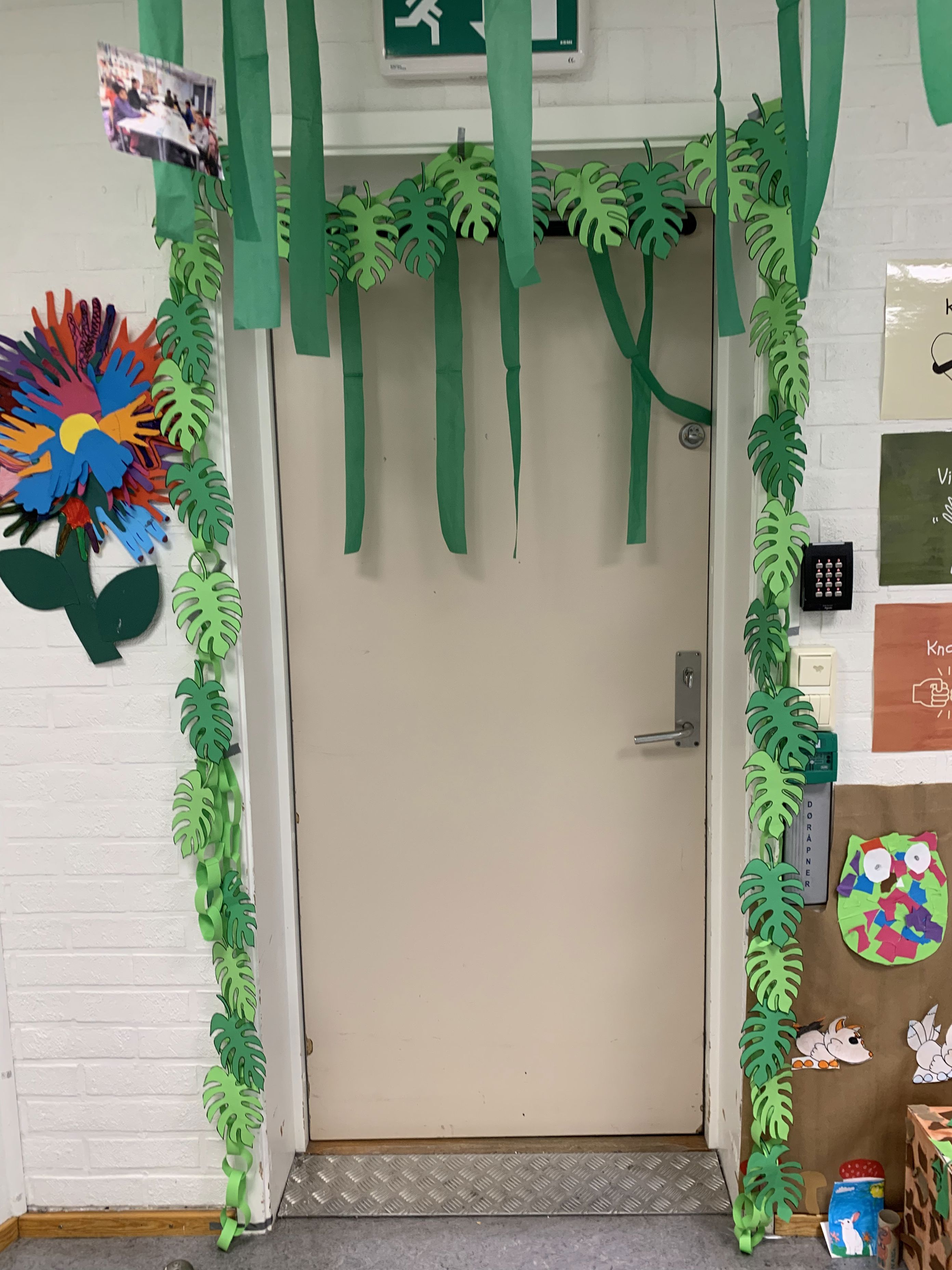 en dør med en blomst på