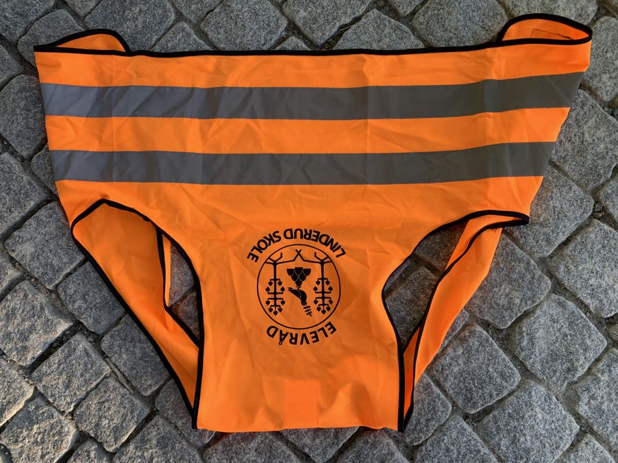 et par oransje og svartstripete bukser