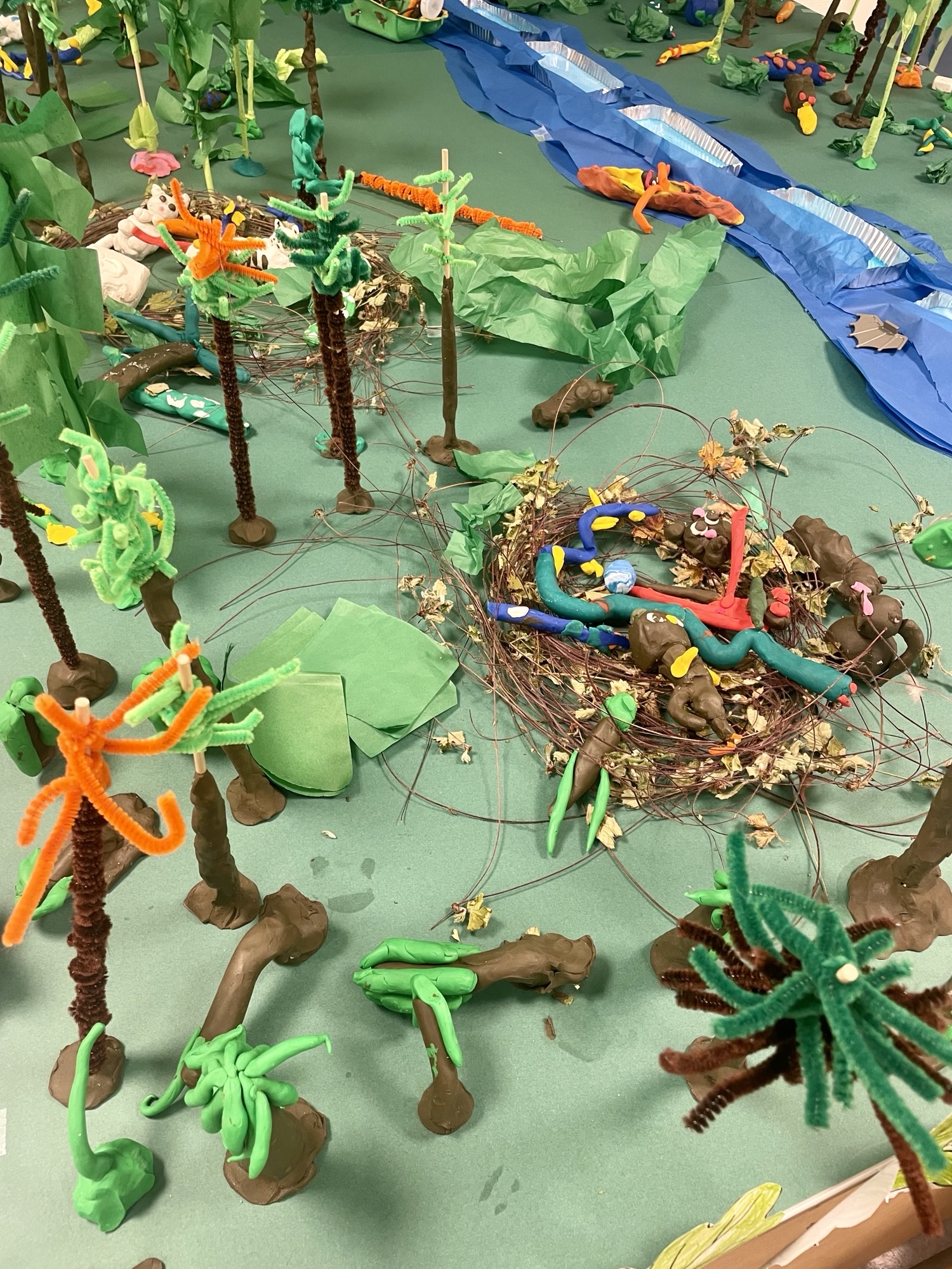 En gruppe leker på et bord