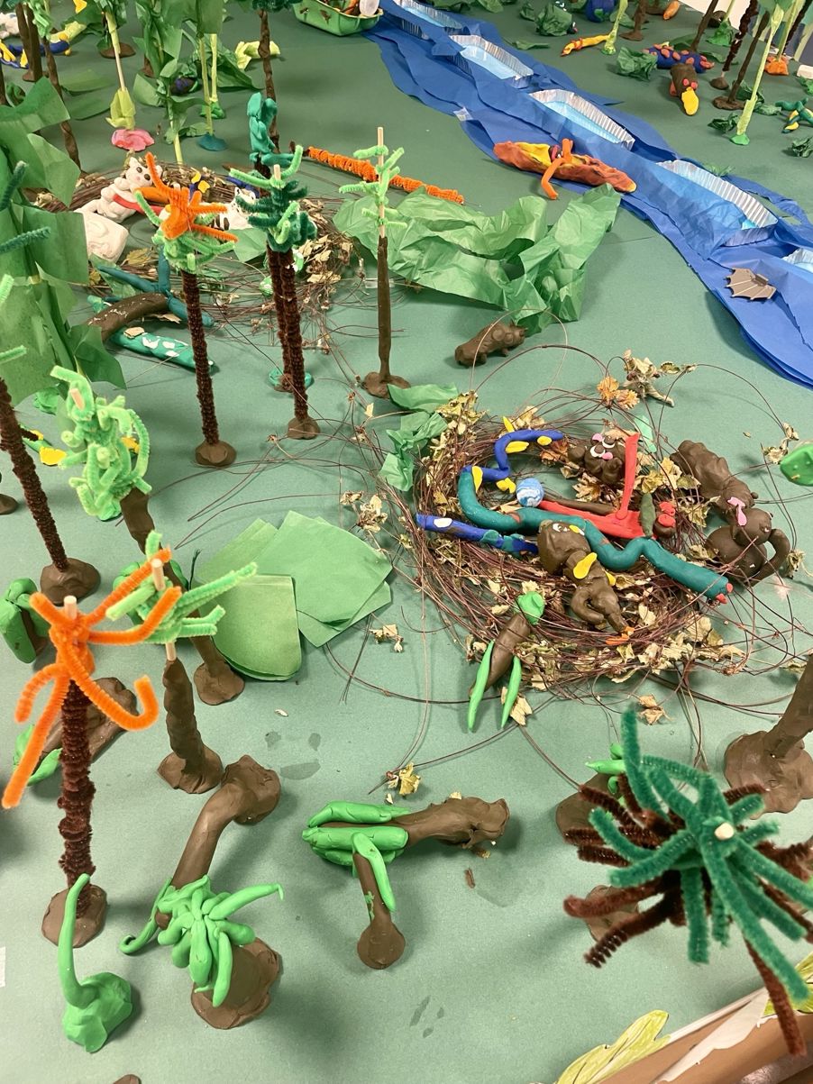 En gruppe leker på et bord