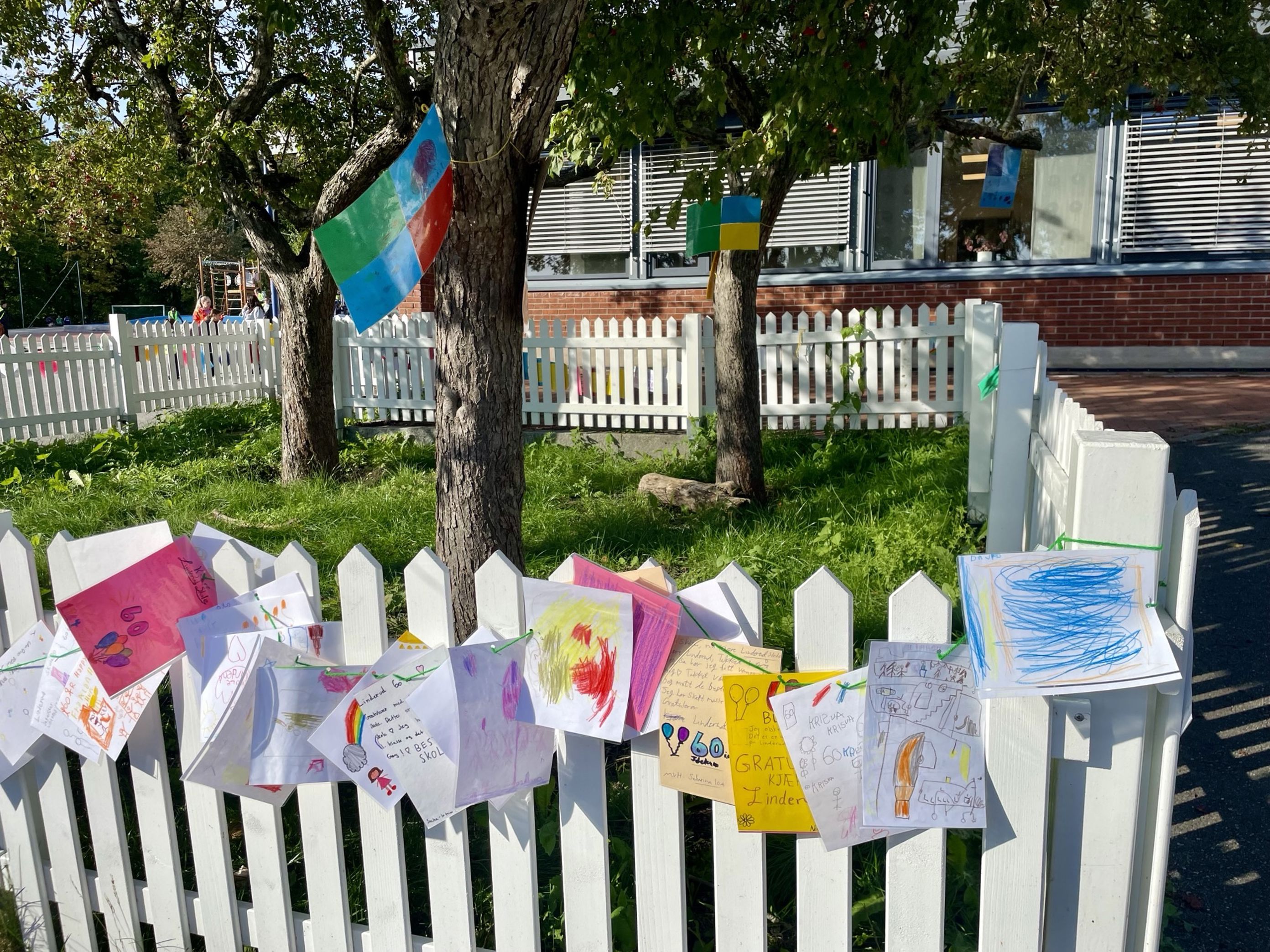 et gjerde med en haug med papirer på