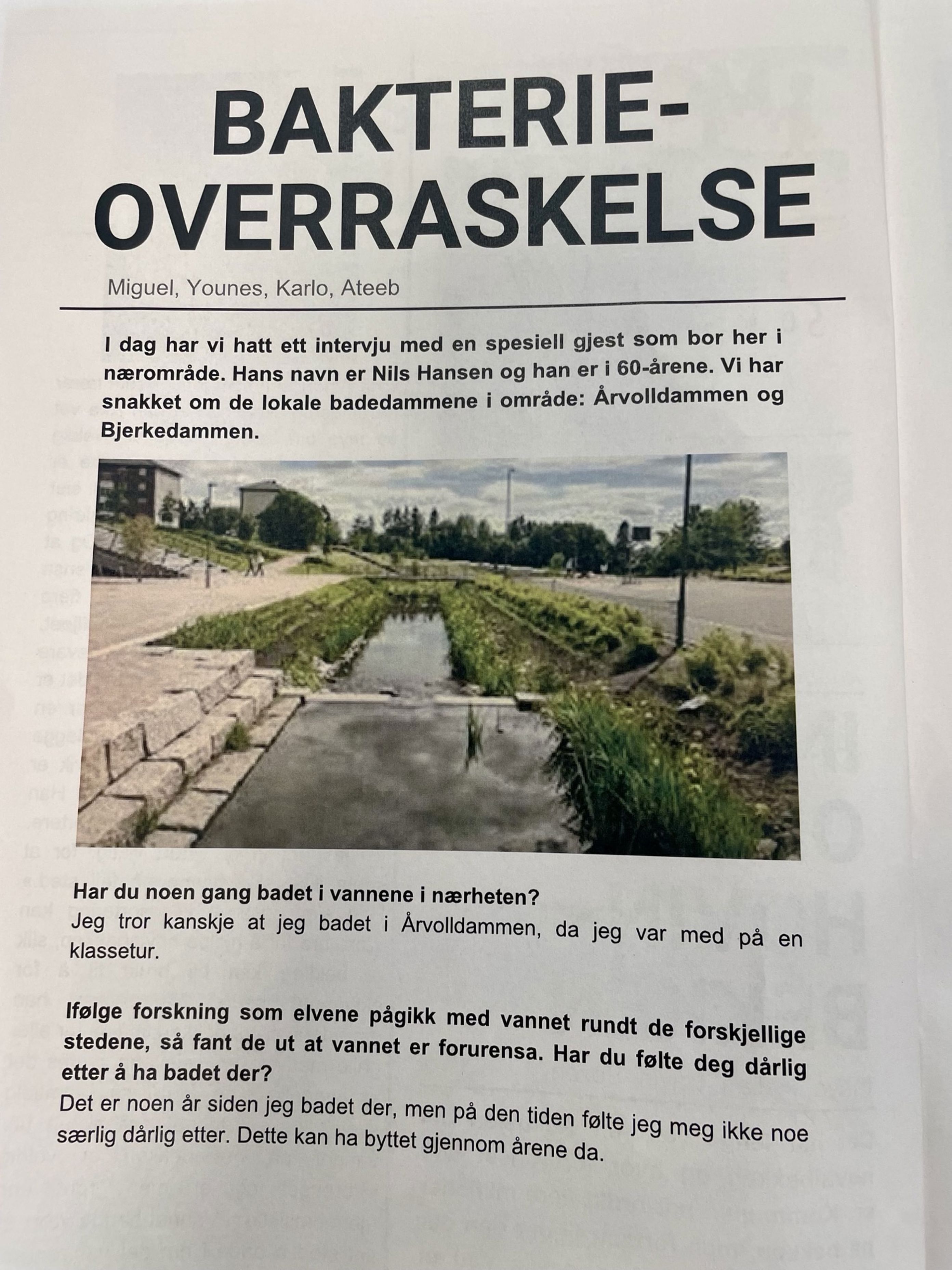 En avisartikkel med vei og bygninger