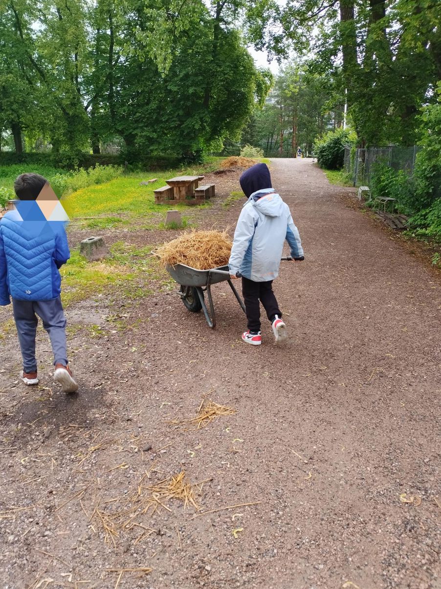 To barn som går på en sti