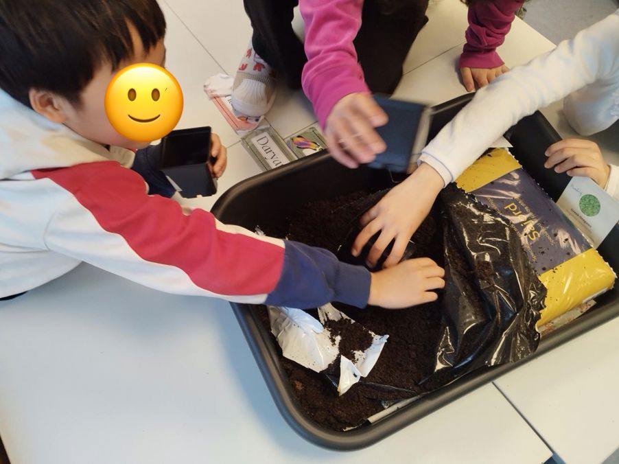 et barn som leker med et leketøy