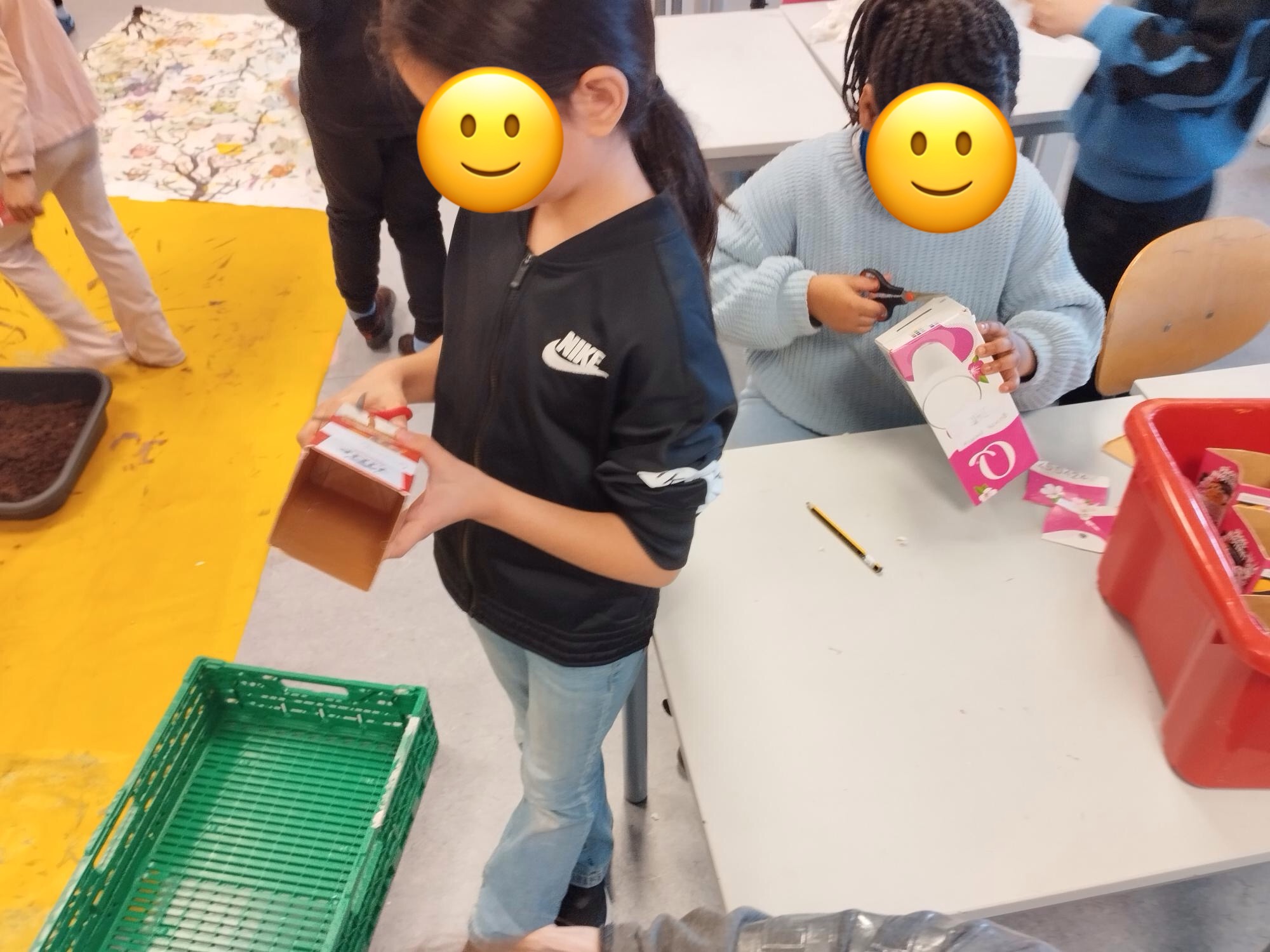 et barn som maler en gul and