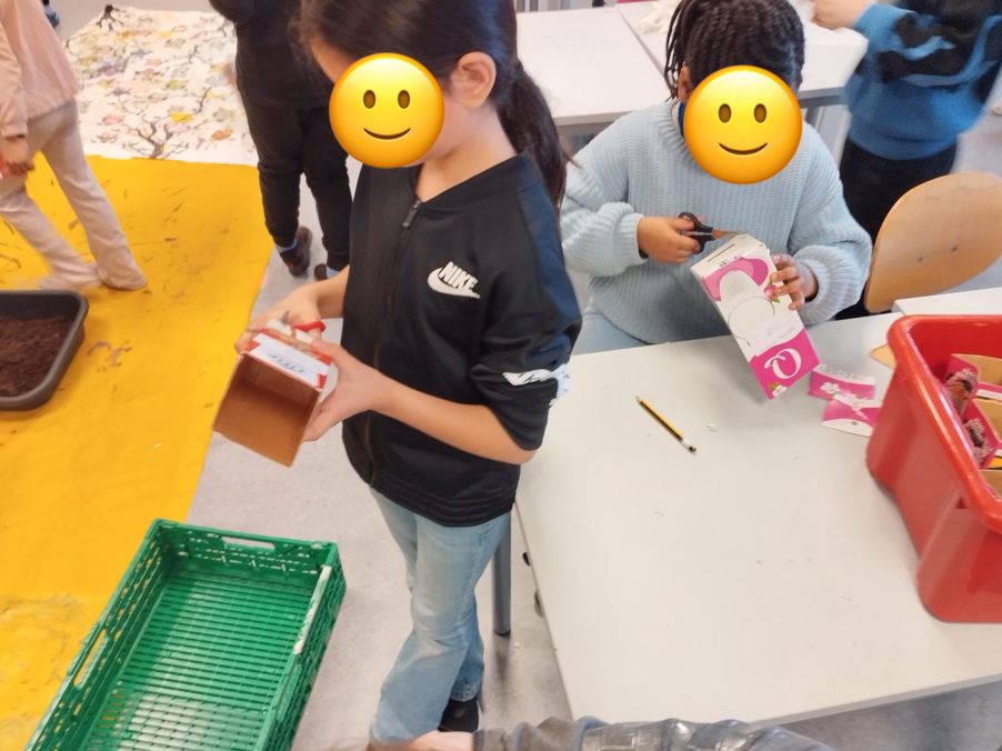 et barn som maler en gul and