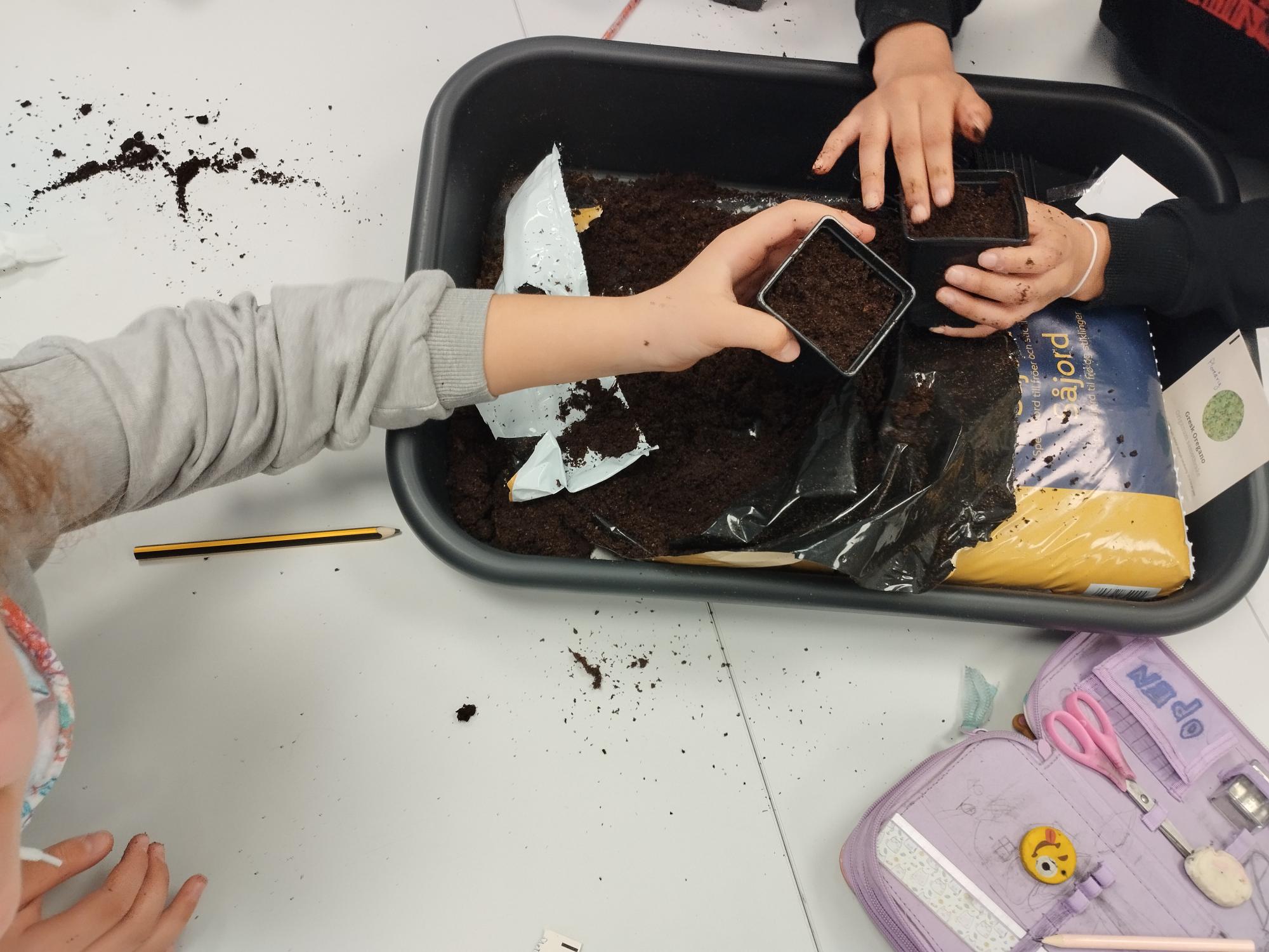 en person som maler et bilde