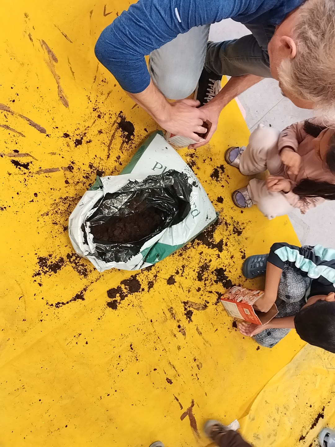 En gruppe mennesker som maler