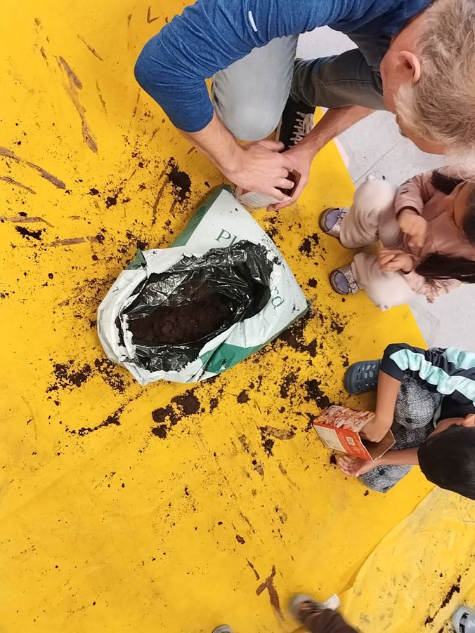 En gruppe mennesker som maler