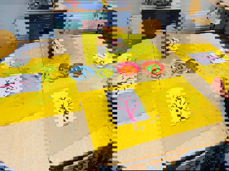 et bord med en gul duk og et gult bord med en flaske øl og en gul