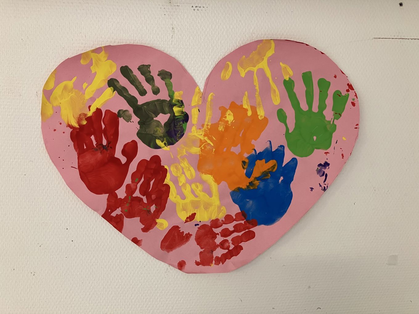 en tallerken med et maleri på