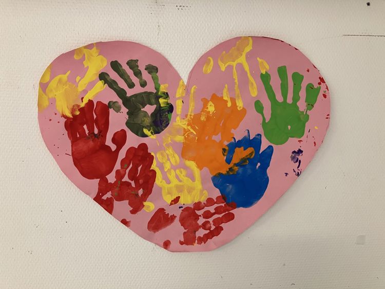 en tallerken med et maleri på