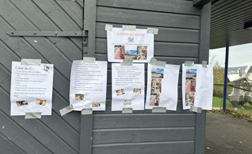 en gruppe papirer på en treflate