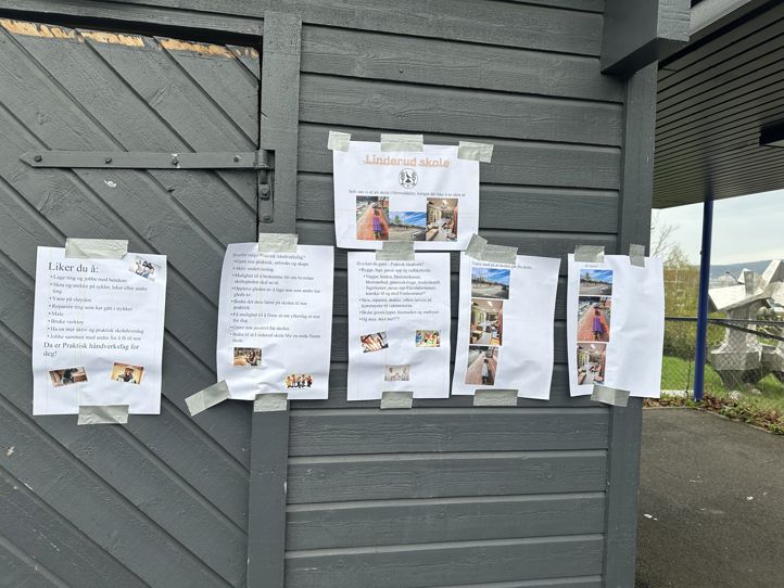 en gruppe papirer på en treflate